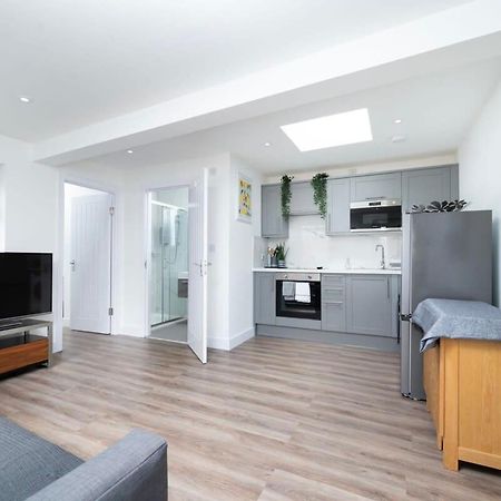 Cozy Single Level Flat With Parking Daire Enfield Dış mekan fotoğraf