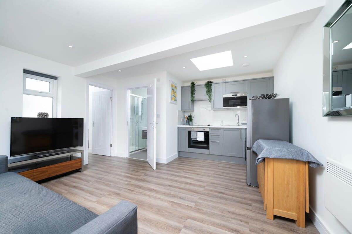 Cozy Single Level Flat With Parking Daire Enfield Dış mekan fotoğraf