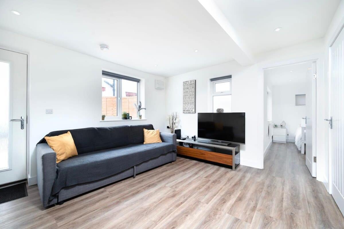 Cozy Single Level Flat With Parking Daire Enfield Dış mekan fotoğraf